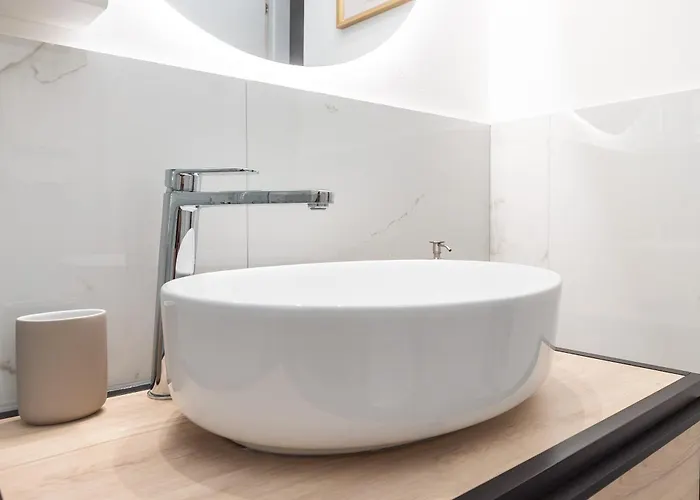 L'acquario Del Principe, Vicoli, Porto E Lanterna *